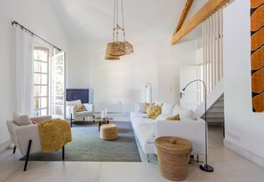 TV - Charming villa with swimming pool close to the center of St Rémy de Provence 4-6 (Saint-Rémy-de-Provence)