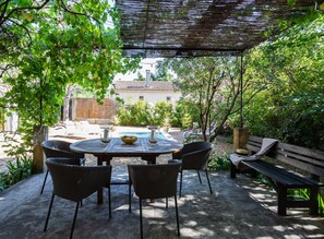 Outdoor dining - Charming villa with swimming pool close to the center of St Rémy de Provence 4-6 (Saint-Rémy-de-Provence)
