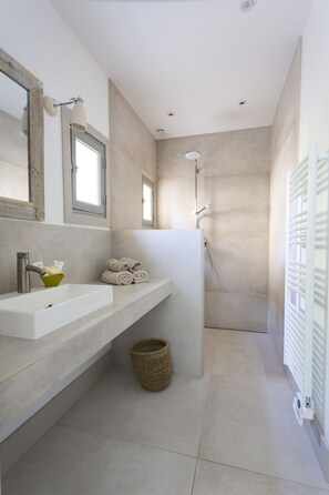 Shower, hair dryer, towels, soap - Charming villa with swimming pool close to the center of St Rémy de Provence 4-6 (Saint-Rémy-de-Provence)