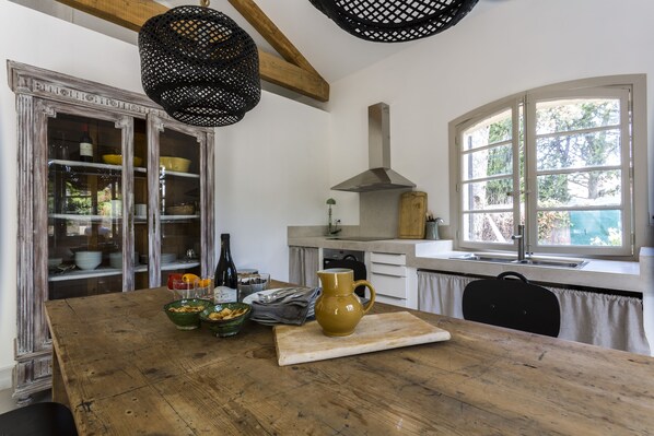 Réfrigérateur, four à micro-ondes, un four, surface de cuisson