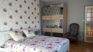 3 bedrooms, in-room safe, iron/ironing board, WiFi