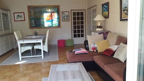 TV, fireplace, DVD player, books