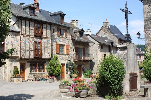 Luxury riverside cotage in a listed medieval village.