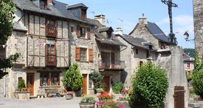 Ylellinen mökki Lotin rannoilla luokitellussa keskiaikaisessa kylässä.