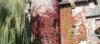 Gîte de standing en bordure de rivière dans un village médiéval classé .