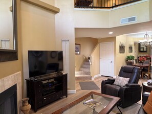 Smart TV, fireplace, DVD player, books - Largest Remodeled 2 bd+ 2 bath+ Loft Overlooking Pool, Gated, Tennis, Pickleball (Phoenix)