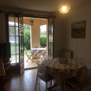 Dining - Downtown apartment with private garden and parking (Sanary-Sur-Mer)
