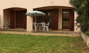 Outdoor dining - Downtown apartment with private garden and parking (Sanary-Sur-Mer)