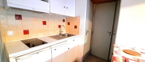 Jääkaappi, mikroaaltouuni, uuni, astianpesukone