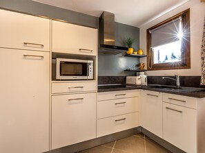 Kühlschrank, Mikrowelle, Ofen, Geschirrspüler