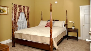 2 bedrooms, iron/ironing board, WiFi, bed sheets - Downtown Historic Two Bedroom Victorian Apartment. Free On-site Parking (St. Augustine)