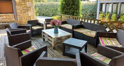 Quercynoise farm w/ pool, peaceful setting, in the vineyards of wine from Cahors