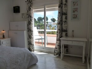 4 soverom, safe på rommet, skrivebord og strykejern/-brett