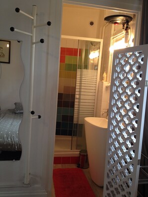 3 bedrooms, iron/ironing board, travel cot, free WiFi