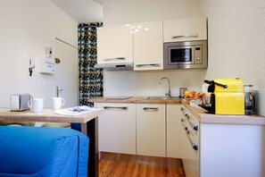Réfrigérateur, micro-ondes, plaque de cuisson, cafetière/bouilloire