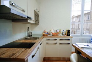 Geladeira, micro-ondas, cooktop, cafeteira/chaleira