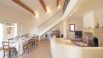 TV connectée, cheminée, lecteur de DVD, table de tennis de table