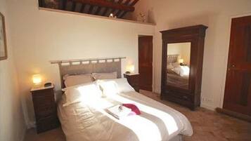 3 chambres, bureau, fer et planche Ă repasser, lit parapluie