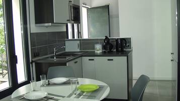 Réfrigérateur, micro-ondes, plaque de cuisson, lave-vaisselle