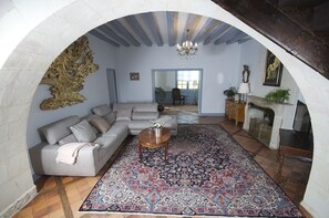 Smart-tv, böcker och kontor