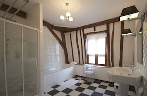 Bathtub, hair dryer, towels, soap - House 14 people in the castle of Beauvais (Azay-sur-Cher)