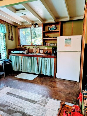 Refrigerador, microondas, parrilla de estufa y cafetera y tetera 