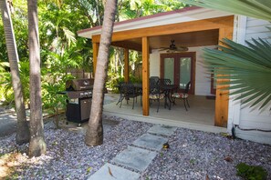 Outdoor dining - Tropical Heated Pool home in fun beach side town  Sleeps 8 Private (Lake Worth)