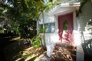 Enter thru the pink front door. You get the "island feel" of 515 immediately. 