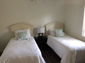 3 bedrooms, iron/ironing board, travel crib, free WiFi - Tropical Heated Pool home in fun beach side town  Sleeps 8 Private (Lake Worth)