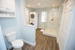 Combined shower/tub, hair dryer, towels, soap - Tropical Heated Pool home in fun beach side town  Sleeps 8 Private (Lake Worth)