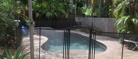 Alberca al aire libre y alberca climatizada