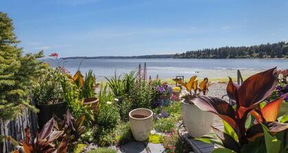 The Indianola Boathouse
Sleeps 2 in queen bed. Additional fees for 2 twin beds