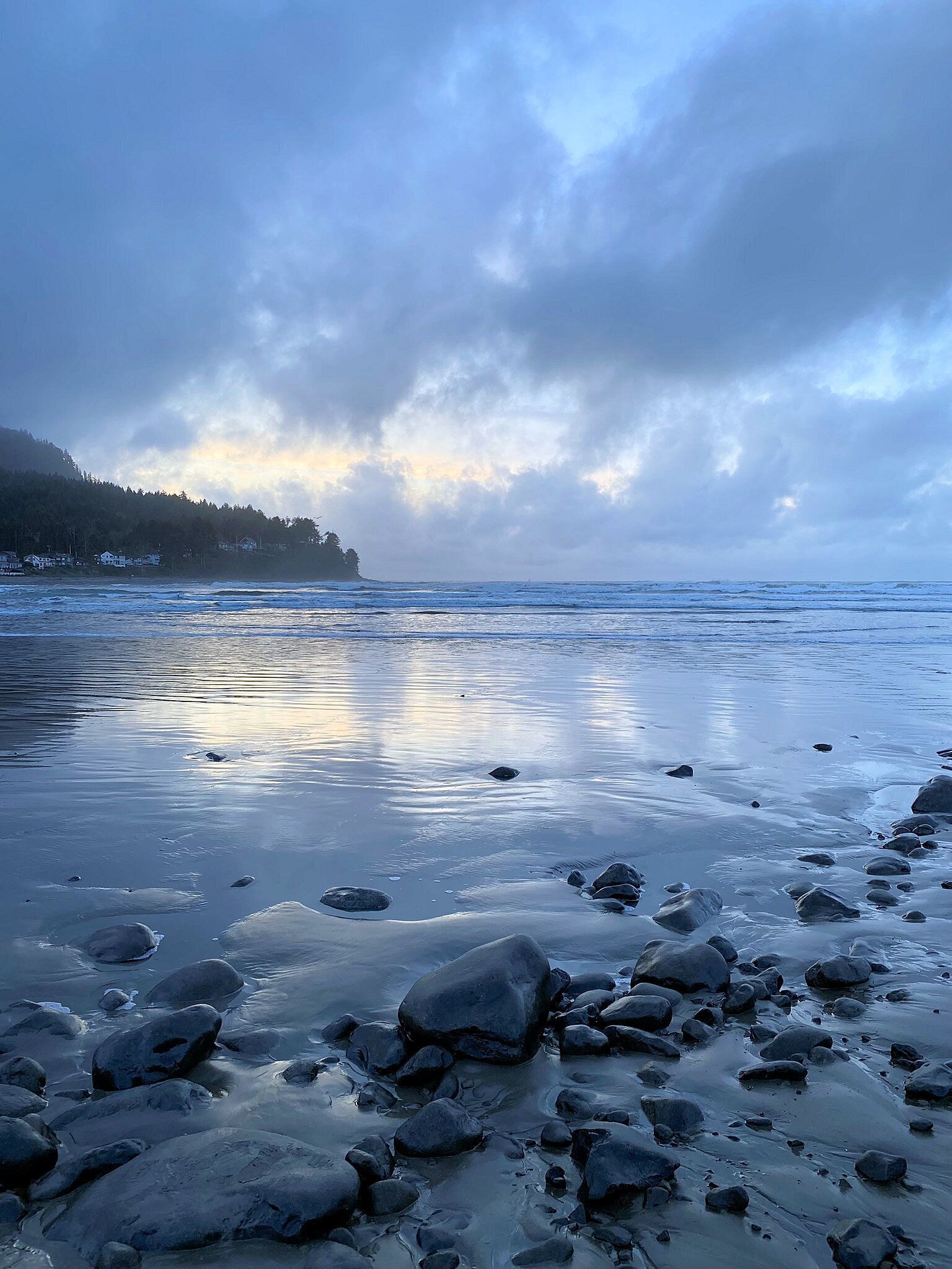 Playa en los alrededores, camastros y toallas de playa 