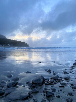 Ranta lähistöllä, aurinkotuoleja, rantapyyhkeitä