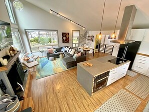 Smart TV, fireplace, stereo - EdgewoodCove - Majestic Seaside Retreat W/ Stunning Ocean & Mountain Views (Seaside)