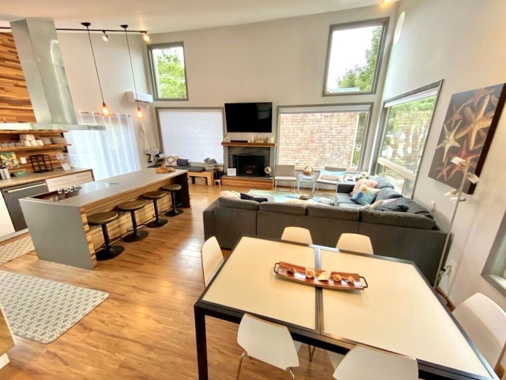 Smart TV, chimenea y estéreo 