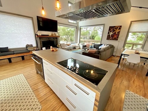 EdgewoodCove - vertaansa vailla oleva Seaside Retreat W / upeat näkymät merelle ja vuorille