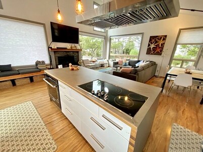 EdgewoodCove - Majestic Seaside Retreat W/ Stunning Ocean & Mountain Views