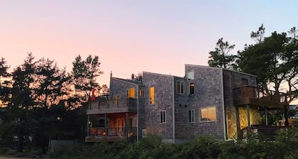EdgewoodCove - Majestic Seaside Retreat W/ Stunning Ocean & Mountain Views