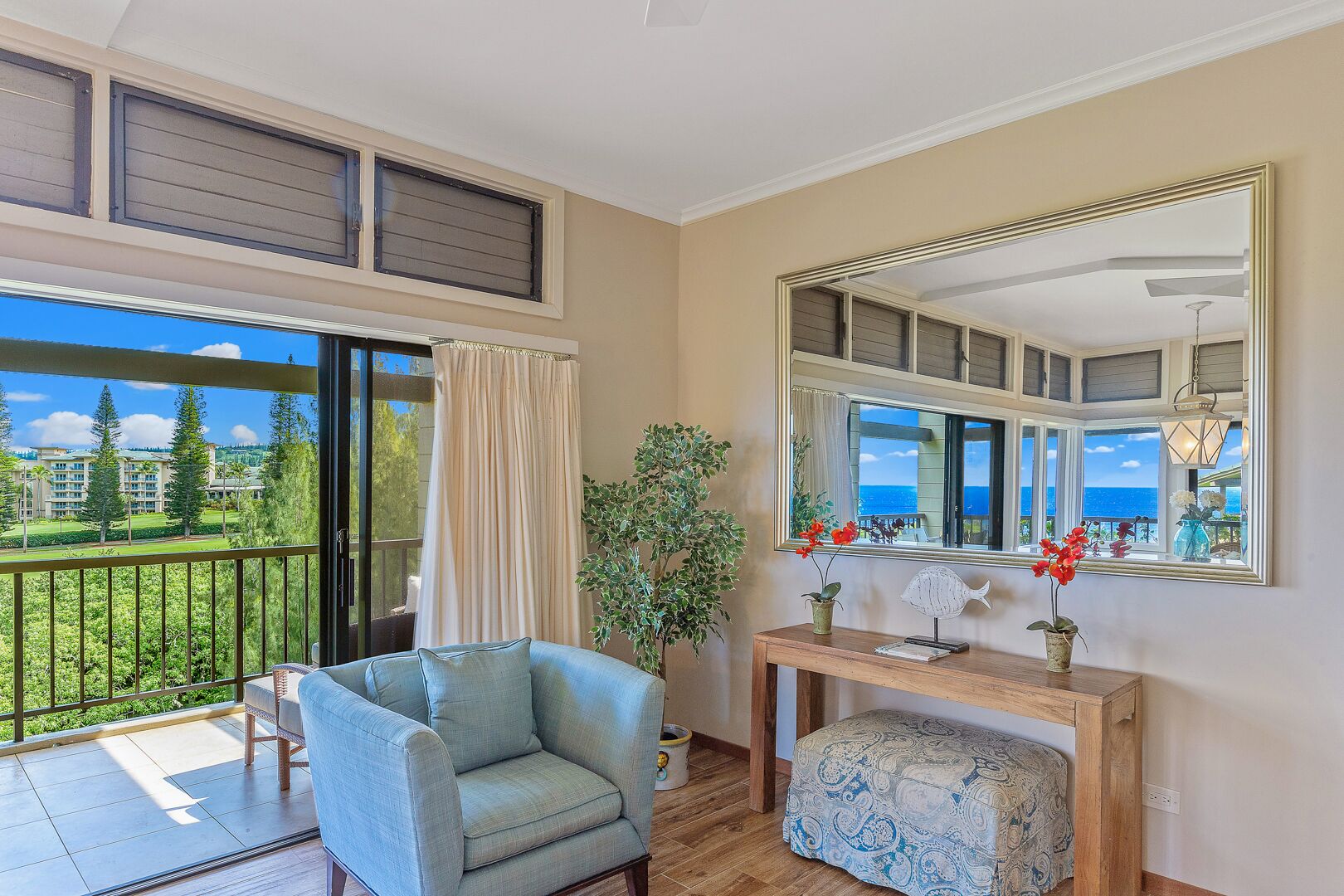 Télévision à écran plat, lecteur de DVD, chaîne hi-fi, espaces bureaux