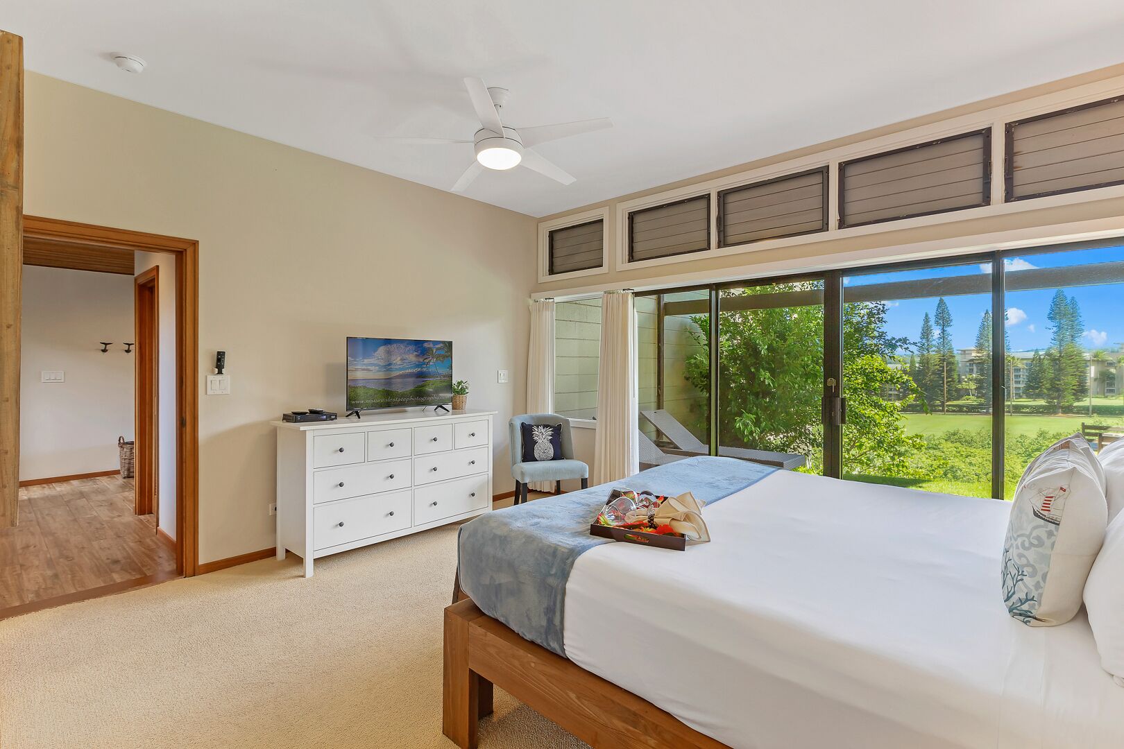 2 makuuhuonetta, työpöytä, silitysrauta/-lauta, vauvan matkasänky