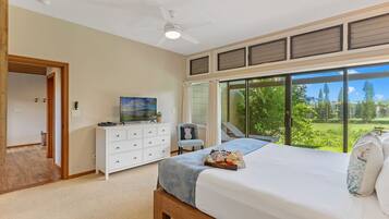 2 makuuhuonetta, työpöytä, silitysrauta/-lauta, vauvan matkasänky