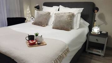 Desk, soundproofing, free WiFi, bed sheets