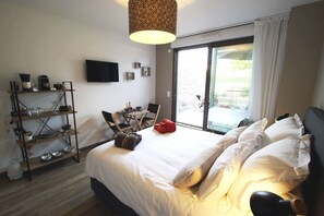 Desk, soundproofing, free WiFi, bed sheets - Studio apartment hotel, terrace, swimming pool, parking Aix en Pce - classified 3 stars (eguilles)
