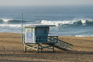 بالقرب من الشاطئ، كراسي للتشمس، مناشف للشاطئ