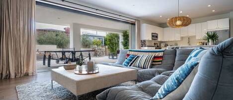 Smart TV, mesa de pingue-pongue, livros