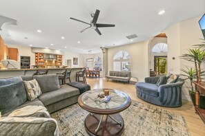 Televisión, chimenea, futbolito y tenis de mesa 