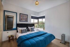 3 chambres, coffres-forts dans les chambres, fer et planche à repasser