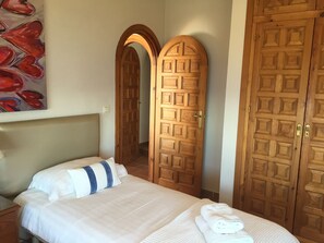 3 bedrooms, desk, iron/ironing board, free WiFi