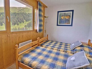 1 bedroom, bed sheets